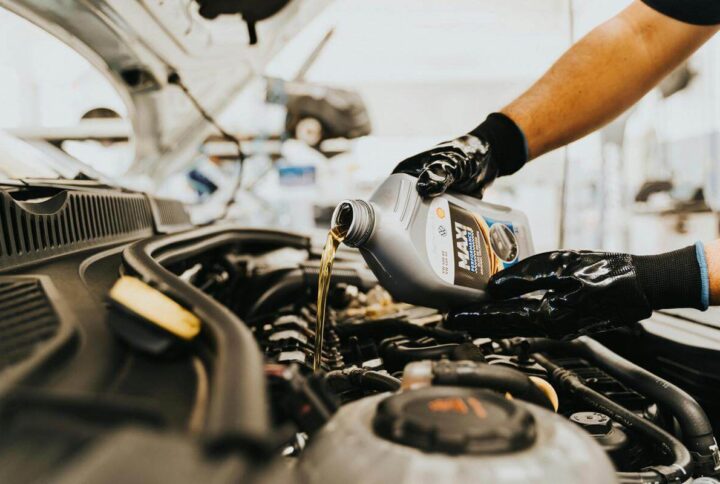 Ganti Oli Tanpa Antre: Keunggulan Drive Thru Oil Change di Mobilfit